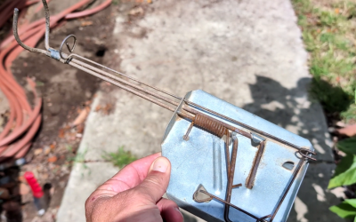 One-handed gopher trapping